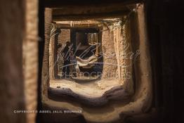 Image du Maroc Professionnelle de  Des enfants jouent dans une ruelle à Ksar Boudnib, la cité est  située dans le Tafilalet à 90 km d’Erfoud et au Sud-est à environ 100 km d’Errachidia. La région dispose d'innombrable potentialité touristique, Dimanche 15 Avril 2007. (Photo / Abdeljalil Bounhar) 